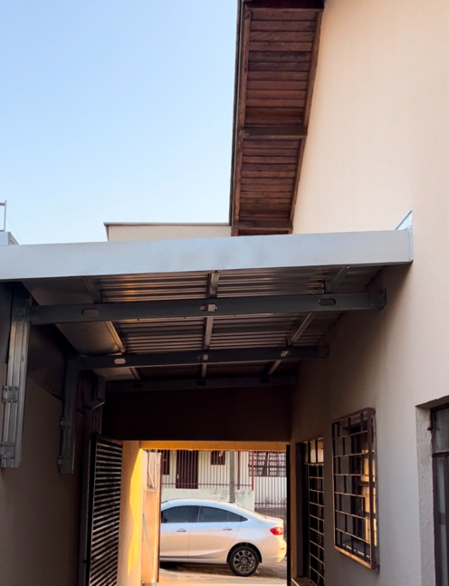 Cobertura de garagem com estrutura metálica