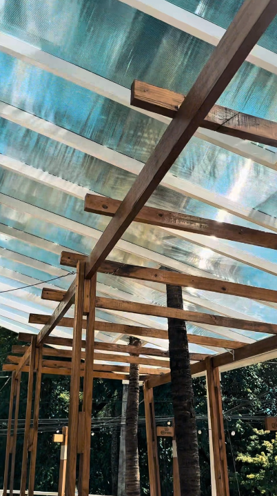 Estrutura de madeira com cobertura transparente